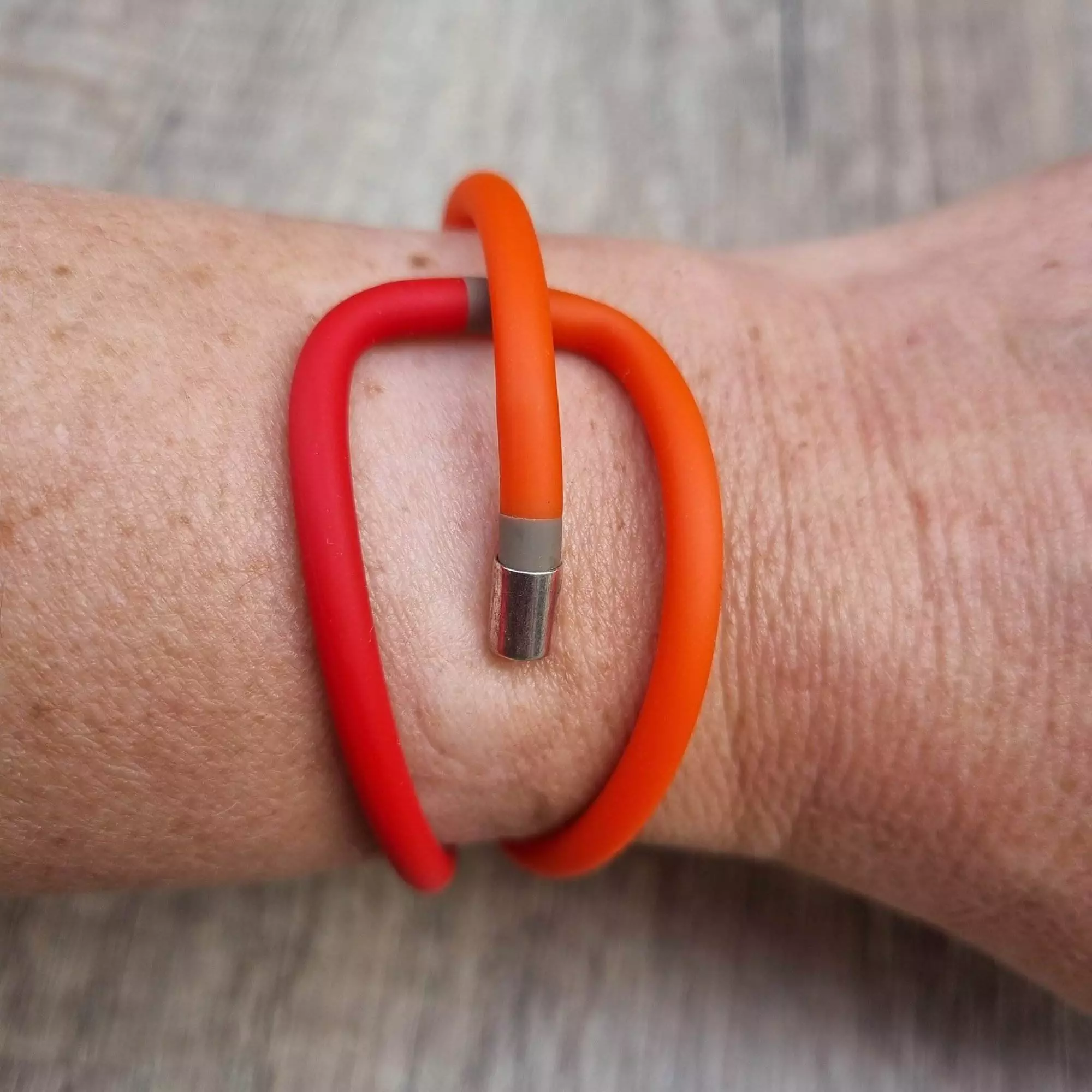 bracelet bicolore rouge porté orange